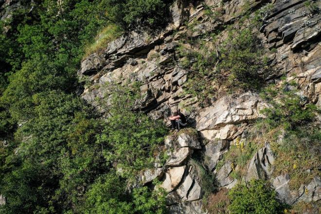Ormanlk alanda bulunduu srada blgede uygulama yapan polis ekiplerini gren S., Covid-19 salgn dolaysyla alnan tedbirlere uymad iin gvenlik glerine gzkmeden daa doru kat.