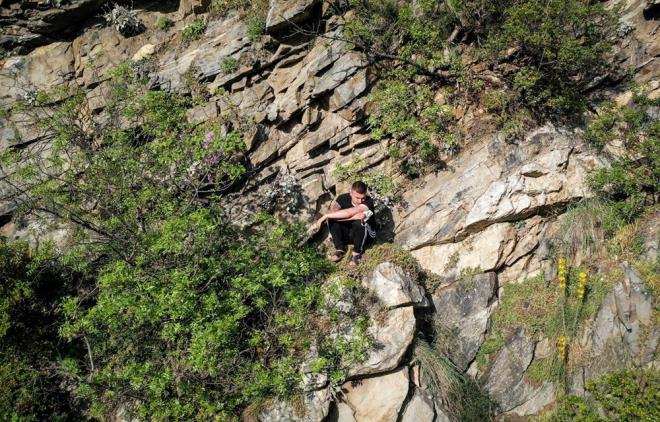 Bursa'nn Osmangazi ilesinde tam kapanma tedbirlerini ihlal eden kii, polisten kamak iin trmand kayalkta mahsur kalnca imdadna kurtarma ekipleri yetiti.