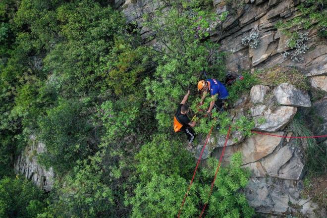 Kayalklara trmanan ekipler, yaklak 4 saatlik alma sonucu halat yardmyla S.'yi kurtard.