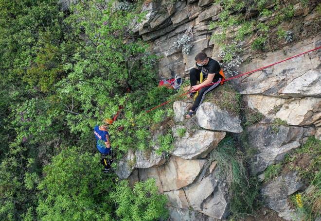 Yaklak 100 metrelik kayala trmanan S., burada mahsur kalnca durumu cep telefonuyla arkadalarna bildirdi.