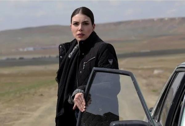 Bir Trk kynde saklanan Zehra ve Serdar'n yardmna Hulki de geldi. Ancak Serdar polisler tarafndan yakaland.