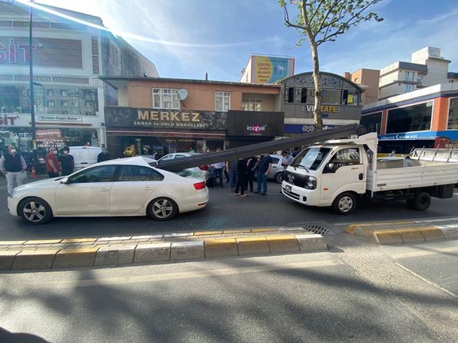 Kaza, ekmeky Tadelen Mahallesi'nde dn yaand. Cadde zerinde Murat Akkaya'nn kulland kamyonetin zerinde bulunan demir ubuklar, nnde giden Furkan K.'nn kulland otomobilin zerine dt.