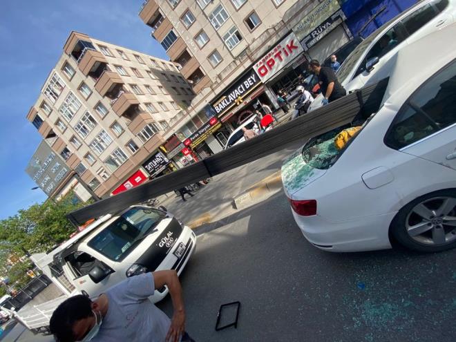 stanbul ekmeky'de kamyonetin zerinde bulunan demir ubuklar, nnde giden otomobile girdi. Otomobilde bulunan 3 kii kazay yara almadan atlatt.