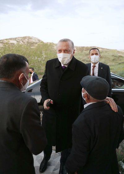 Cumhurbakan Erdoan, almalarn srdrd Cumhurbakanl Klliyesi'nden ayrlarak, Aya ilesinde hayvanclkla uraan Bekir Dikmen ve ailesini ziyaret etti.