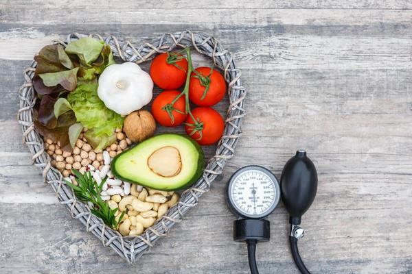 -Tahl, taze sebze ve meyve tketimi artrlmaldr.<br>  -Tam yal st ve st rnleri yerine daha az yal rnler tercih edilmelidir.<br>  -Pasta, krema, margarin, frn rnleri, kzartma yiyecekler ve fast food tr gdalardan uzak durulmaldr.<br>  -Fndk, fstk, ceviz gibi kuruyemilerin kt kolesterolde hafif dler salad bilinmektedir. Ancak mutlaka uygun miktarlarda tketilmelidir.