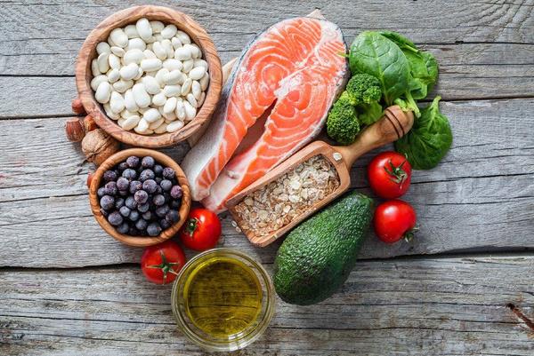 Beslenmede 9 noktaya dikkat edilerek ve hareketli bir yaam tarz benimseyerek kolesterol dengede tutabilmek mmkndr:  <br>  -Etlerdeki youn yalar piirilmeden nce ayrlmaldr.<br>  -Sakatat tketimi azaltlmaldr.<br>  -Sosis, salam, sucuk gibi ilenmi rnler mmkn olduunca tketilmemelidir.<br>  -Arlkl olarak beyaz et tercih edilmeli; piirme yntemi olarak zgara, halama, buulama tercih edilmelidir.<br>  -Bol bol balk tketilmelidir.<br>