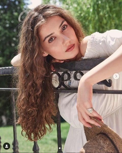 ''Yaplmas gereken onay beklemeden kendini sevmek, kusurlarn bilip, yeri geldiinde dalga geebilmek.''