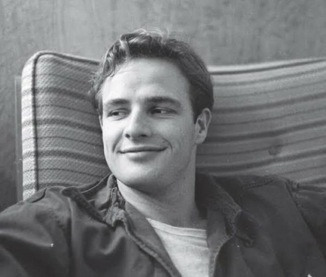 Milli Eitim Bakan Ziya Seluk, "Tanrken genlik fotoraflarm kaybetmitim ama elimde bir tane kalm :)" notuyla Marlon Brando'ya ait bir paylam yaparak takipilerine tebessm ettirdi.