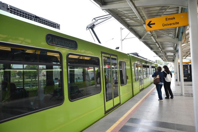 Kapasite artyor  <br>  Bu arada Bykehir Belediyesi?nin srekli artan talebi karlamak ve ulam daha konforlu hale getirmek amacyla balatt Rayl Sistem Sinyalizasyon Sistemi Revizyonu projesi hzla ilerliyor. niversite ? Arabayata arasnda 2 dakikalk dizi aral iin 3 faz eklinde planlanan almann birinci fazn oluturan Arabaya ? Paa iftlii aras getiimiz yl Ekim aynda tamamlanmt. Rayl sistemde vatandalara zamandan kazandracak projenin Paa iftlii ? Kk Sanayi arasn kapsayan ikinci faz da 21 Mart?ta tamamland. Kk Sanayi - niversite arasn kapsayan nc fazn ise Austos aynda devreye alnmas planlanrken, sadece iki fazn tamamlanmasyla bile nemli bir kapasite art saland. Faz 1 ve Faz 2 devreye alnmadan nce, 07:43 ? 09:00 saatleri arasnda, Acemler?den niversite istikametine gecikmeli olarak 16 adet sefer yaplrken, bu iki faz devreye alndktan sonra 07:43 ? 09:00 saatleri arasnda ehrekst - Kk Sanayi arasnda iletilen ek seferlerle Acemler?den niversite istikametine 21 sefer yaplmaya baland. Bylelikle Acemler?den niversite istikametine kapasite art yzde 31 oldu.