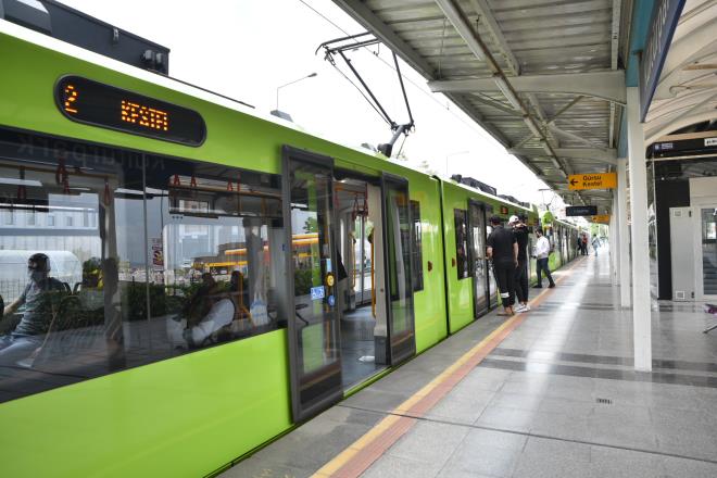 Her gn bir devri alem  <br>  Her gn sabah 06.00 ile gece 23.59 arasnda Bursallar evlerine, ilerine ve ailelerine ulatran Bursaray, Kestel ? niversite ve Kestel ? Emek arasnda gidi geli olmak zere gnde 478 sefer gerekletiriyor. Kestel ? niversite arasnn 31 kilometre, Kestel ? Emek arasnn 25.7 kilometre olduunu dnldnde Bursaray, her gn 48 bin 600 kilometre yol kat ediyor. Dnyann evresinin 40 bin 75 kilometre olduu gz nne alndnda Bursaray her gn bir dnya turundan daha fazla yol alyor.