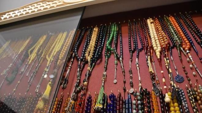 Malatya'da Esat Erdoan (30), 12 yl nce hobi olarak biriktirmeye balad tespihlerle koleksiyon oluturdu.