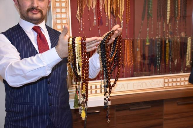 Tespihlerin maddi deerinin yksek olduunu ve koleksiyonunu daha da geniletip ocuklarna brakmak istediini dile getiren Esat Erdoan, unlar syledi:    "2009 ylnda dedem bana kendisine miras kalan Osmanl kehribar bir tespih hediye etti. Piyasa deerinin yksek olduunu renince tespihe merak saldm. O gnden sonra tespih satn almaya baladm. Baz arkadalarm da merakm renince tespih hediye etmeye balad. u anda 350 tespihe sahibim. Tespihin ok gzel bir dili vardr 'elden, dile gnle' diye. Osmanl kehribar, damla kehribar ve skma kehribarlar ok seviyorum. Osmanl dneminden kalan bu tespihler gnmzde ok zor bulunuyor. Hobi olarak baladm ama imdi koleksiyona dnen bu tespihlerimi ocuuma brakacam, ondan da torunlarma miras brakmasn isteyeceim."  Lks ev deerinde tespih koleksiyonu - 7