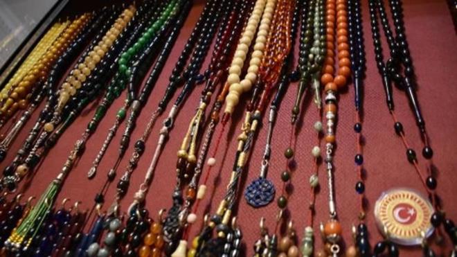 Hediye edilen veya satn ald tespihleri evinde sergilemeye baladn anlatan Erdoan, "Oltu ta, kehribar, Osmanl kehribar, sedef ve inci gibi zel talardan oluan koleksiyonumda u an 350 tespih bulunuyor. Her gn gelip tespihlerimle vakit geiriyorum. Onlarla vakit geirmek huzur veriyor ve beni mutlu ediyor" diye konutu.