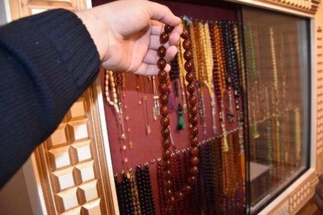 Malatya'da Bykehir Belediyesi'nde alan Esat Erdoan, dedesinin 2009 ylnda hediye ettii Osmanl dneminden kalma kehribar tespih ile koleksiyona balad.