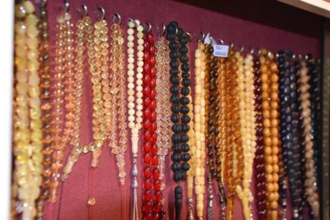 Piyasa deeri 150 bin TL olduu ifade edilen bu tespih sonras kendisinde merak olutuunu anlatan Erdoan, "O gnden sonra deerli talardan oluan tespihleri biriktirmeye baladm" dedi.