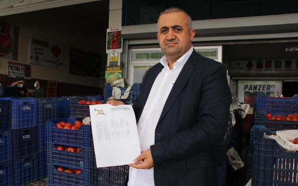 Alsn istiyorlar: Mersin Bykehir Belediyesi Toptanc Hal Kompleksi'nde faaliyet yrten komisyoncular, hem reticinin hem tketicinin hem de kendilerinin korunmas iin bir an nce semt pazarlarnn snrl da olsa almasn istiyor.