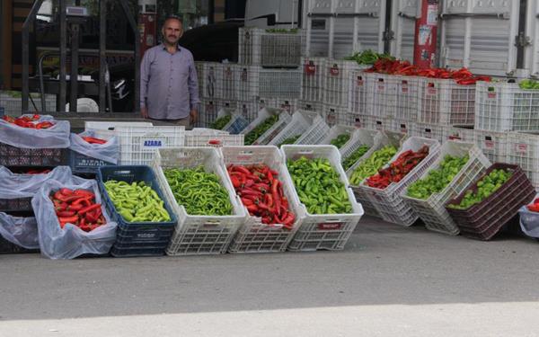 "Domates halde 2-2,5 TL aras ilem gryor, markete gittiiniz zaman karnza 7,50 TL fiyat kyor, fiyat fark yzde 300. Sadece marketlerin alyor olmas, vatandaa ikinci bir seenek sunulmad iin mecburen markette bu fiyatlarla almak durumunda kalyor ama gerek ihtiyacn deil, 2 kilo alacana yarm kilo, 1 kilo alyor."