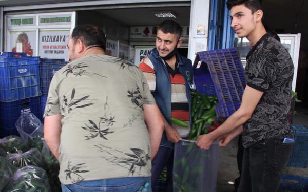 "Market fiyat bir yerde 6,95 TL, bir yerde 10,90 TL, yzde 700 fiyat fark sz konusu. Salatalk hal fiyat 30 kuru ile 50 kuru aras. Biz burada satamadk rn, dn mahallelere gnderdik ihtiya sahibi ailelere dattk. Ama bir markete gittiiniz zaman fiyat 6,25 TL, 5,95 TL, yani yzde bin 500 ile bin 250?ye varan fiyat farklar sz konusu."