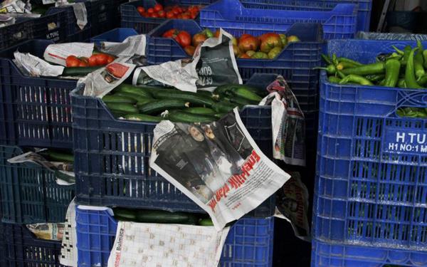 Derhal zm bulunmazsa skntlarn artarak katlanaca uyarsnda bulunan en, ?Bugn derhal bir zm bulunmazsa bir hafta 10 gn sonra artk hibir ey ifade etmeyecek, bu rnler tarlada, ifti sistemin dnda kalacak. Bayramdan sonra da rn ktlyla kar karya kalacaz. Fiyatlar ciddi anlamda ykselecek ve bu da enflasyona direkt etki edecek. Bu kapanma elbette gerekliydi, kapand, sayg duyuyoruz ama daha nce yaplsayd bu kadar etki etmeyecekti, vatanda bu kadar madur olmayacakt. Talebimiz, snrl da olsa pazar yerlerinin almas. Bu hem marketteki younluu azaltr hem pazarc esnafnn maduriyeti giderilir hem vatandamz da taze rn daha ucuz fiyata alr. nk bu retilen rnlerin hepsi milli servet ve bugn maalesef pe gidiyor. Bu sadece bizim sorunumuz deil, lkenin sorunu. Bugn sadece marketlerin hizmet veriyor olmas ciddi anlamda sknt yaatyor. Marketlere bu srete kar marj uygulanmas, denetim mekanizmasnn iletilmesi lazm. Marketler maalesef yksek kar marjlaryla satt mddete insanlar da bunlara ulamakta sknt yaayacak, reticinin bin bir emekle rettii rnler maalesef pe gidecek, heba olacak. ok ge olmadan buna mdahale edilmesi gerektiine inanyoruz? diye konutu.