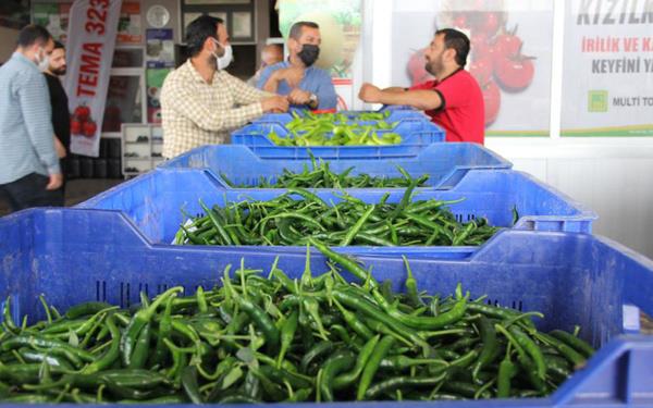 en, "Pazar yerlerinin kapal olmas, lokantalarn almamas, otellerin snrl sayda mteri almas ve nihai tketim noktalarndaki snrl kapanmadan dolay u anda maalesef arz-talep dengesizlii sz konusu." diye konutu.