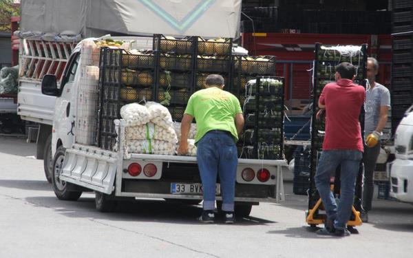 en yle devam etti: Ciddi anlamda talep olmad iin fiyatlar u an maliyetinin ok altnda seyretmekte. Bir taraftan retici rettiini satamyor, komisyoncu rn pazarlayamyor, pazarc alamyor, vatanda da rne ulaamyor.