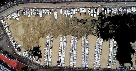 Marmara Denizi'nde ubat aylarnda grlmeye balanan ve yaklak 3 aydr etkili olan deniz salyas, Bursa'nn Mudanya ilesinin sahil kesimini de kaplad.