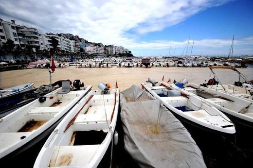 Uzmanlar ise zellikle deniz dibinde yaayan yzlerce canlnn bu nedenle ldn belirtiyor.