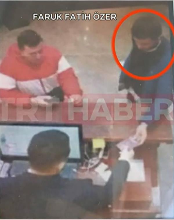 Arnavutluk'a kaan Faruk Fatih zer'in yakalanmasna ynelik almalar devam ederken, zer'in Arnavutluk'taki ilk grntlerine TRT Haber ulat. Grntlerde zer, havalimanndan doruca Tiran?daki otele gidiyor. Krmz montlu Arnavut vatanda zer'i havalimannda karlayarak otele kadar gtryor.