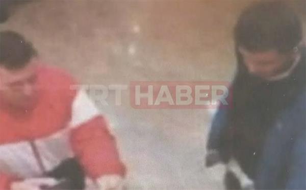 Halen Arnavut polisi tarafndan en nemli phelilerden biri olarak aranan "krmz montlu", otelde de zer'e elik ediyor. Gzaltndaki isimlerden birinin de bu Arnavut vatandala irtibatl olduu ortaya kt. Faruk Fatih zer, otele 3 gnlk rezervasyon yaptrd.