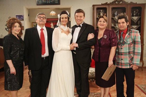 Seksenler'in kadrosuna son olarak Mucize Doktor dizisinde rol alan Reha zcan ve Fenerbahe'nin yardmc antrenr Volkan Demirel'in ei Zeynep Demirel katlmt.