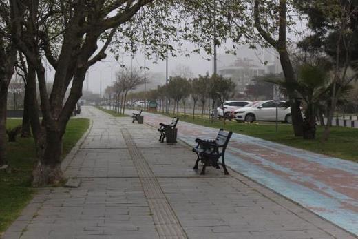 "445 binin zerinde filyasyon almas gerekletirdik. limizde yaplan toplam a dozu 500 bine yaklat. 55 ya st vatandalarmzda birinci doz a oranmz yzde 70 civarnda. Ortada rakamlarn da gsterdii gibi verilen byk bir emek var. Ltfen bu emei zayi etmeyelim. Bu Ramazan Bayram birbirimizden ayr geirdiimiz son bayram olsun. Tam kapanmayla gsterdiimiz bu byk fedakarlk ve alma boa gitmesin. Vaka saymzdaki azal kalc hale getirip okullarmzn ald, sosyal hayatmzn yeniden hareketlendii, birbirimizi yeniden gnl rahatlyla ziyaret ettiimiz gnlere yeniden ulamak, ilimizin rengini yeniden maviye dntrmek elimizde. Bunu ancak hep birlikte mcadele edersek baarabiliriz."