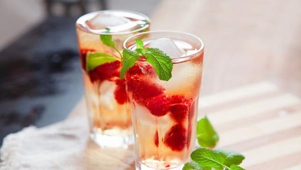 Diyet yaparken ya da sadece kilo kontrol salarken bilerek ya da bilmeden yaplan baz davranlarn kilo vermeyi engelleyebildiini belirten Uzm. Dyt. Buket Erta, uyarlarda bulundu. Her yiyecek ve iecein bilinli tketilmesi gerektiini vurgulayan Erta, ?Kalorisiz gibi grnen ieceklerin tketimi herkesin gz ard ettii bir hata. ?Ekmei kestim? cmlesini evremizden oka duyarz. Ancak kilo aldran tek eyin karbonhidrat olduu algs yanltr. Fazla yediimiz protein de vcutta ya olarak depolanr. ok salkl ve faydal herhangi bir gdann gereinden fazla tketilmesi de kilo artna sebep olabilir? diye konutu.