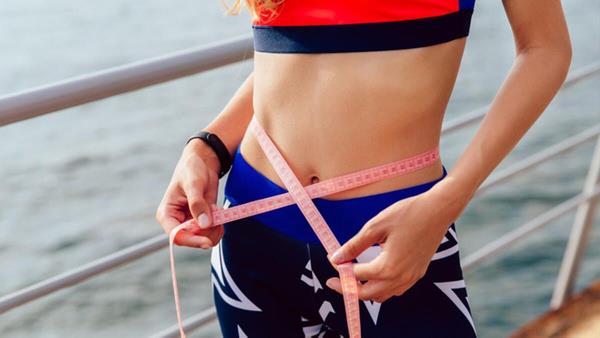 "Ya hep ya hi" yaklam  <br>  ou insann kilo vermeye karar verdikten sonra diyetinden birok gday karmak gibi bir hataya kaplabildiini syleyen Uzm. Dyt. Buket Erta, szlerini yle tamamlad: ?Gereinden fazla sert diyetler kiinin bir sre sonra kararndan vazgemesine ve eski alkanlklarna daha keskin ekilde dnmesine neden olur. Yaplacak en iyi ey, kilo artna sebep olabilecek alkanlklar belirleyip, ok sevilen, tketilmediinde mutsuzluk yaratan gdalar diyetisyen kontrolnde sk olmamak kouluyla tketmek olacaktr.?