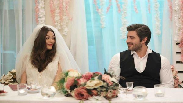 elebi, yurt dna kamadan nce, Cemre'yi lmekten beter edecek plann uygulamak iin doru zaman kollamaya balad. elebi'nin yaadna dair pheleri artan Cemre, sesini duyurmak iin adeta rpnmaktayd. Dnden sonra mer Rya'y, aralarndaki ak dolu anlarn bozulmamas iin, tm ihtimallerden uzakta bir balay tatiline gtrd Alev Alev dn akamki blmyle ilk 10'a giremedi.