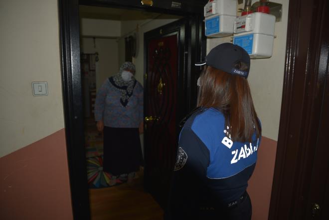 Bursa Bykehir Belediyesi?nin pandeminin glgesinde geen Ramazan aynda balatt Kart16 uygulamasndan yararlanarak Ramazan Sosyal Destek ekini teslim alan ancak rahatszlndan dolay evlerinden kamayan vatandalarn yardmna Bykehir Belediyesi Zabta ekipleri kotu. Sosyal destek eklerini vatandatan alarak anlamal mahalle bakkalna giden zabta ekipleri, ihtiya listesine gre alveri yaparak kapsnda teslim etti.