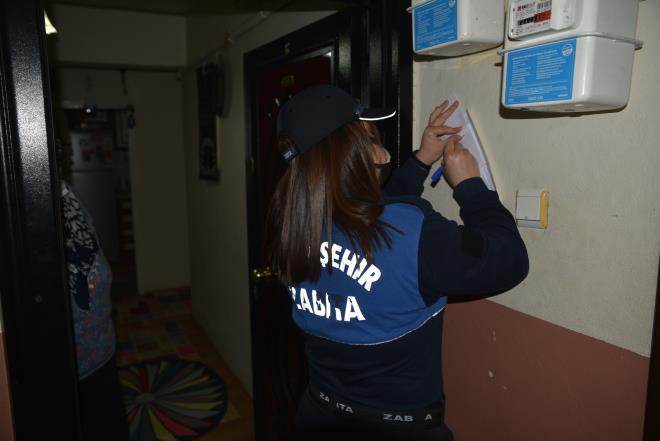 Bursa Bykehir Belediyesi?nin Ramazan aynda paylama ve dayanmann n plana kmas amacyla balatt Kart16 Ramazan Sosyal Destek eki uygulamas, ihtiya sahiplerine nefes aldrrken, mahalle bakkallarna da can suyu olmaya devam ediyor. Sadece mahalle bakkallarnda geerli olan alveri ekleriyle ihtiya sahipleri ihtiyalarn karlarken, bakkal esnafna da bu srete katk verilmi oluyor. Bykehir Belediyesi getiimiz gnlerde Ramazan ay iin 100 bin aileye verilen Kart16 Ramazan eki uygulamasna tam kapanma nedeniyle 30 bin ailenin daha ilave edilmesi kararlatrmt.