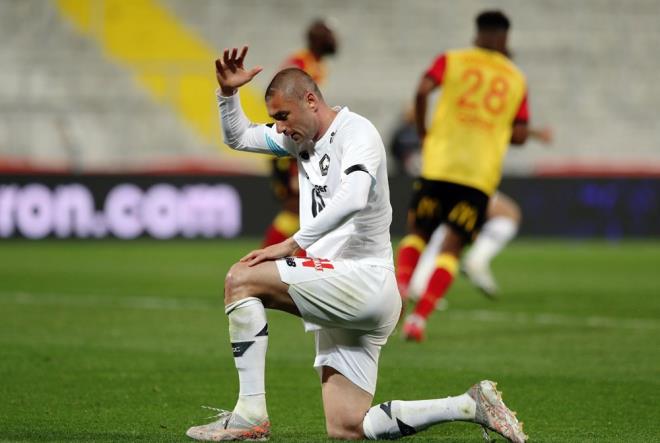 Lens'te Michelin, 29. dakikada Burak Ylmaz'a, 35. dakikada ise Zeki elik'e yapt hareketler sonras ikinci sar karttan krmz kartla oyun d kald ve Lille iyice rahatlad.