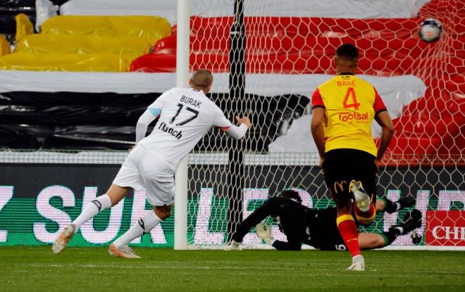 Ligde 5 de asist yapan Burak Ylmaz, Moussa Sow'dan (28) (2010-11) sonra Lille formasyla Ligue 1'deki ilk sezonunda 20 gole direkt katk yapan ilk futbolcu oldu.