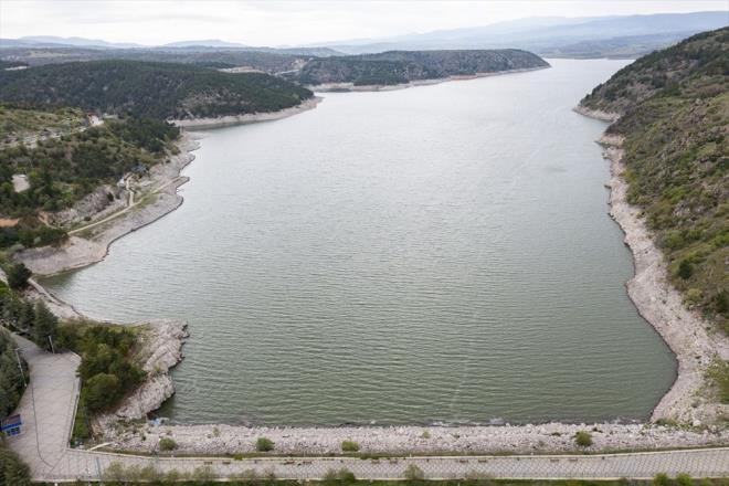 Ankara'ya gnde yaklak 1 milyon 350 bin metrekp civarnda su temin ettiklerini belirten ztrk, "nmzde haziran, temmuz ve austos aylar var. Havalar snacak ve buharlama artacak. Dolaysyla bu faktrler gz nne alndnda yaplan hesaplamalarmzda 240 gnlk bir rezervden bahsetmemiz doru olacaktr. Topran doymas yer alt sularnn ykselmesi, karlarn erimesi nedeniyle rezervlerimizdeki su miktar bizi biraz mutlu edecek ekilde artt" diye konutu.