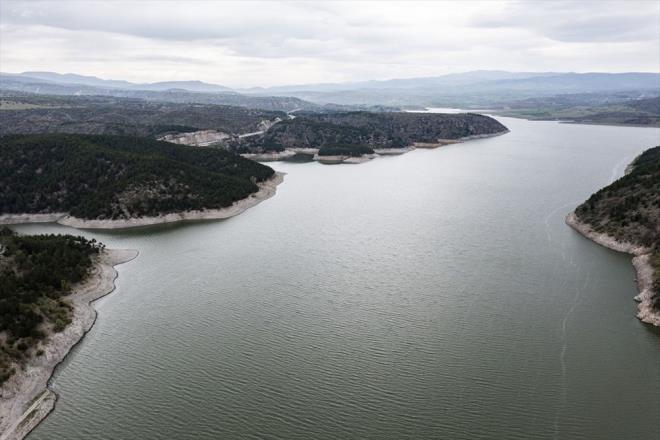 "240 GN YETECEK MKTARDA SU HACMMZ OLUTU"    Barajlardaki doluluk oran hakknda bilgi veren ztrk yle devam etti:    "Son zamanlardaki yalarla topran suya doymas ve karlarn erimesi sonras yaklak 240 gn yetecek miktarda bir su hacmimiz olutu. Yani son 1 ay ierisinde ciddi bir art sz konusudur. Aktif olarak kullanacamz 334 milyon metrekp suya baktmzda bu da yaklak 240 gnlk bir suya denk geliyor."