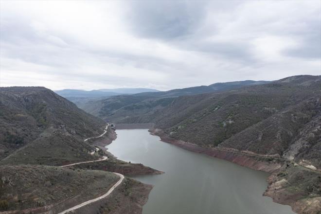 Su kaynaklarnn doru ve verimli kullanmnn, su tasarrufu asndan byk neme sahip olduunu ifade eden ztrk, "Tarmda vahi sulamadan kanmak zorundayz. nceliimizin halkn ime suyu olduu bir srete, tarm ile ilgili sknt yaamamak adna gbreleme, ilalama ve ar sulamaya gerek duyulmayan susuz tarmn tercih edilmesi ok nemli" dedi.