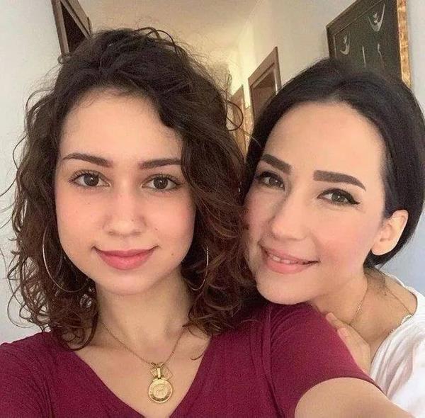 21 yandaki Asl Gnl Aar,  unlar syledi:    "Annemi ok seviyorum. yi ki benim annem olmu, iyi ki var... O benim iin ok kymetli. niversite srecinde ben uzakta olduum iin ayr kalsak da kalplerimiz her zaman birlikte...''