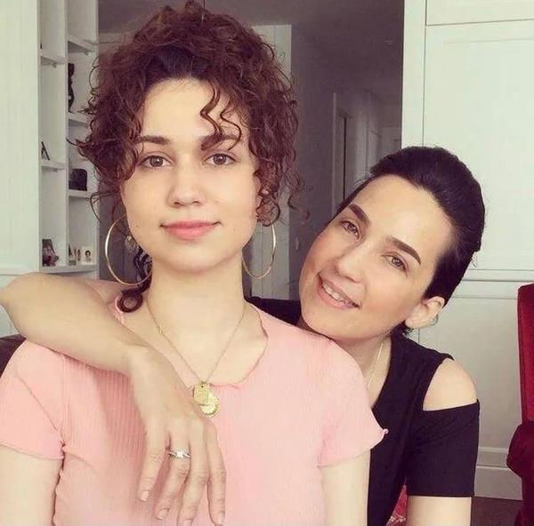 ''Sadece bir gn deil, her gn onlarn gn olmal. stelik geirdiimiz bu zorlu zamanlarda her evin kalbi anneler.''