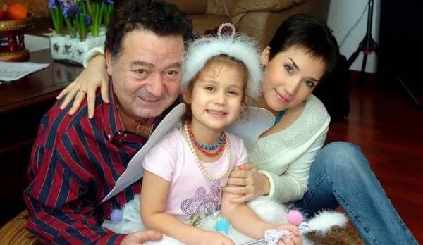 pek Aar'n merhum sanat Kayahan ile evliliinden dnyaya gelen kz Asl Gnl Aar, annesinin 'Anneler Gn'n duygusal bir mesajla kutlad. ABD'de mzik okulu Berklee College of Music'ten mezun olan pek Aar'n kz Asl Gnl Aar, niversite eitimi iin ngiltere'de bulunuyor.