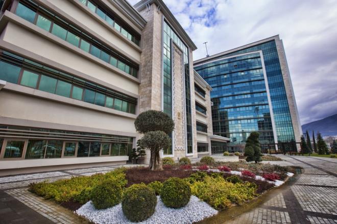 Daha yeil bir gelecek<br>  Bykehir Belediyesi bnyesindeki almalarn koordine edilerek yrtlmesi amacyla evre Koruma ve Kontrol Dairesi Bakanl Sfr Atk ve klim Deiiklii ube Mdrl?ne bal olarak oluturulan Enerji Ynetim Birimi?ne ait ?Bursa Bykehir Belediyesi Enerji Ynetim Birimi Ynergesinin? Bakanlk tarafndan onaylanmasyla bu alanda artk somut admlar atlacak. Sz konusu ynergenin yrrle girmesiyle enerjinin daha verimli ve etkin bir ekilde kullanlmas salanacak. Enerjide yaanlan israfn nne geilecek, enerji maliyetlerinin drlmesiyle enerjide byk oranda tasarruf salanacak. Bu almalarn en byk getirisi de evrenin korunmasyla birlikte daha yaanabilir bir evre ve daha yeil bir gelecek salanmas olacak.