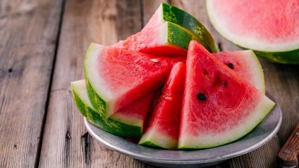 Karpuz: Karpuzun su ierii yzde 92 oranndadr. Ayrca Beta-karoten, likopen ve C vitamini bakmndan da olduka zengin bir meyvedir. eriindeki B vitaminleri ile gn iinde enerjiyi korumaya yardmc olur. Kan dolamn hzlandrr ve zararl maddeleri damarlarnzdan uzak tutarak kolesterol seviyesinin ykselmesini engeller. Ancak yaz aylarnda en fazla tketilen ve serinlik veren karpuzun, yksek miktarda eker ierdii unutulmamaldr.