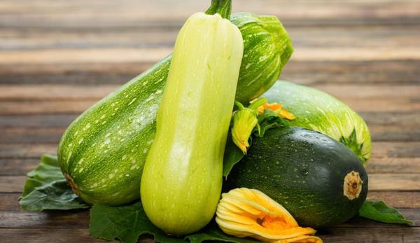 Kabak: Kabak da zengin su ierii ile ne kmaktadr. Yapsnda yzde 90'dan fazla oranda su bulunduran sebzelerden biridir. Bu yzden yaz scaklarnda ar yiyecekler tketmek yerine, kabak ile pek ok yemek seenei hazrlanabilir.