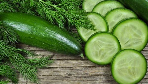 Salatalk: Salatalk, ieriinde yzde 95 orannda su bulundurur. Dolaysyla da yaz scaklarnda kaybedilen svnn yerine konulmas asndan olduka yararl bir sebzedir. Ayrca A ve C vitaminleri bakmndan da zengin ieriklidir.