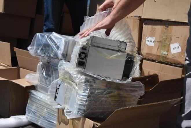 zmir Gmrk Muhafaza Kaaklk ve stihbarat Mdrl ekipleri, Karabalar ilesindeki apartmann altndaki depoda gmrk kaa teknolojik cihaz olduu istihbarat zerine harekete geti.