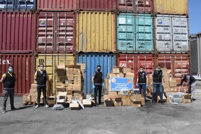 Adrese operasyon dzenleyen ekipler, piyasa deeri yaklak 5 milyon TL olan ve Bitcoin retmeye yarayan 501 cihaz ele geirdi.